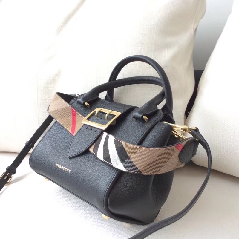 Burberry巴寶莉 專柜新款 小號(hào) 翻蓋金屬帶扣 手提肩背包 黑色