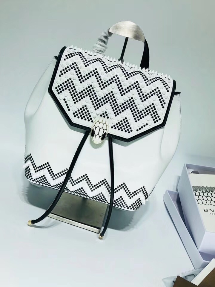 284117 Bvlgari寶格麗 琺瑯蛇頭扣 波浪紋 鉚釘 抽繩雙肩包 白拼黑