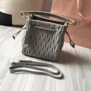 MiuMiu ްƤСˮͰ ռ{ ¿Ů