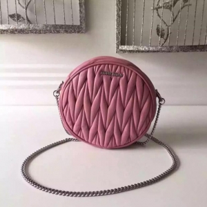  MiumiuŮ 2017¿ ݳƷ 피(j)M(jn)ھdƤ