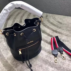 5BE027 MIUMIU ¿ ɽƤ Ƥ玧 KˮͰ ɫ