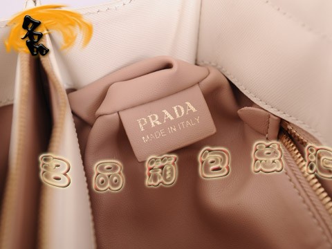 BN1849 Prada斜挎包 最新款時尚女士休閑包 十字紋進口牛皮女包 普拉達手提包 白色