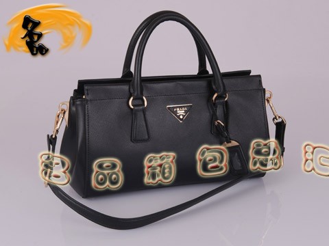 BN1849 Prada斜挎包 最新款時尚女士休閑包 十字紋進口牛皮女包 普拉達手提包 黑色