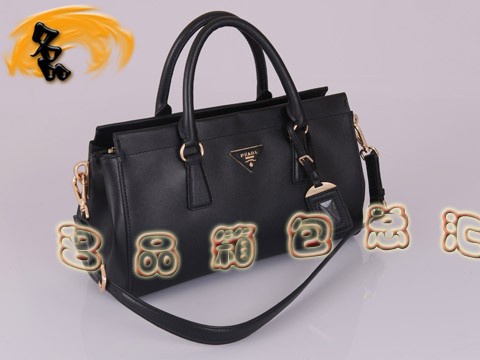 BN1849 Prada斜挎包 最新款時尚女士休閑包 十字紋進口牛皮女包 普拉達手提包 黑色