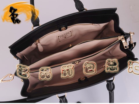 BN1849 Prada斜挎包 最新款時尚女士休閑包 十字紋進口牛皮女包 普拉達手提包 黑色