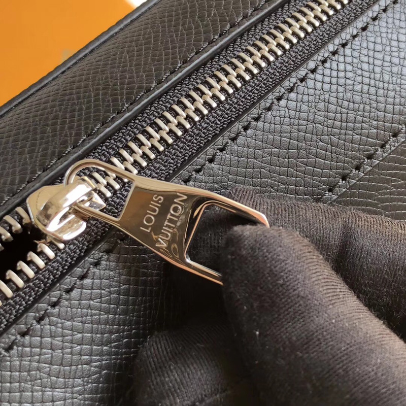 M33429 LV Anton 中號郵差包 LV Taiga皮革男包 LV單肩包 LV男士郵差包 黑色