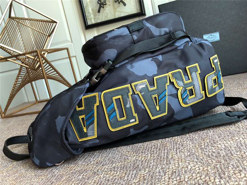 2VG0135 Prada背包 迷彩字母印花 降落傘布料 普拉達雙肩包 灰藍色