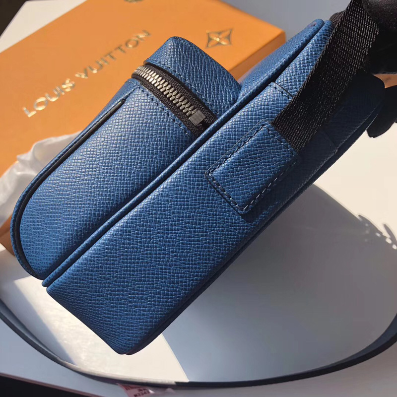 M33437 LV Outdoor 小號郵差包 Taiga皮革男包 LV男士郵差包 寶藍(lán)