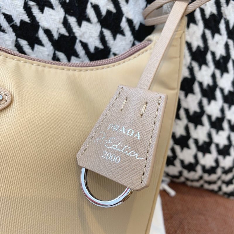 1NE515 Prada Re-Edition 2000 尼龍迷你手袋 普拉達半月包 杏色