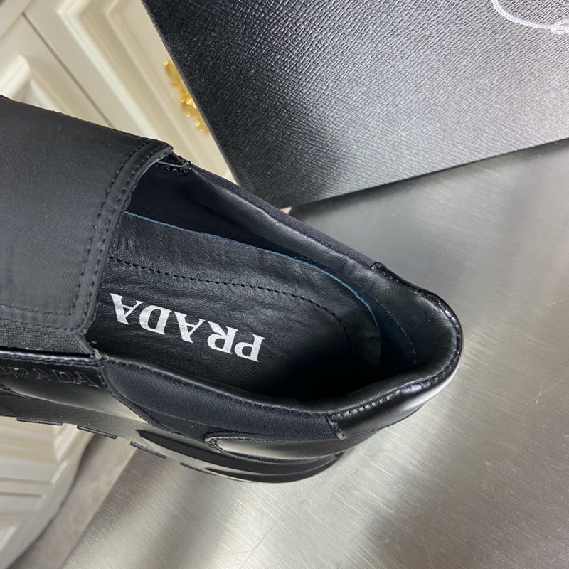 4D3480 Prada華達(dá)呢和亮面皮革運(yùn)動(dòng)鞋 普拉達(dá)2020休閑運(yùn)動(dòng)鞋 黑色