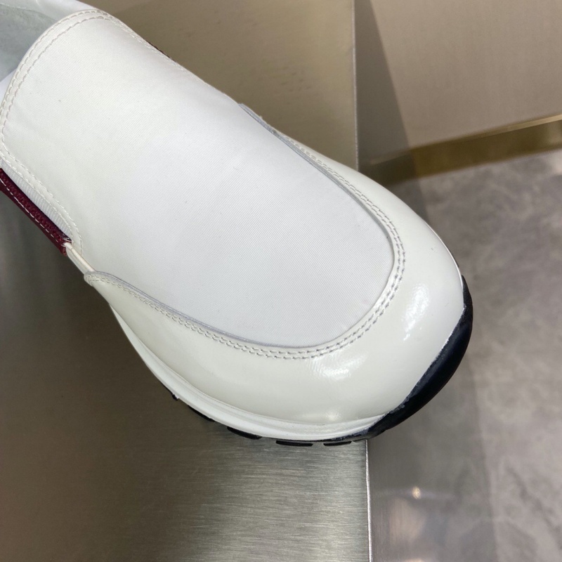 4D3480 Prada華達(dá)呢和亮面皮革運(yùn)動(dòng)鞋 普拉達(dá)新款男鞋 白色