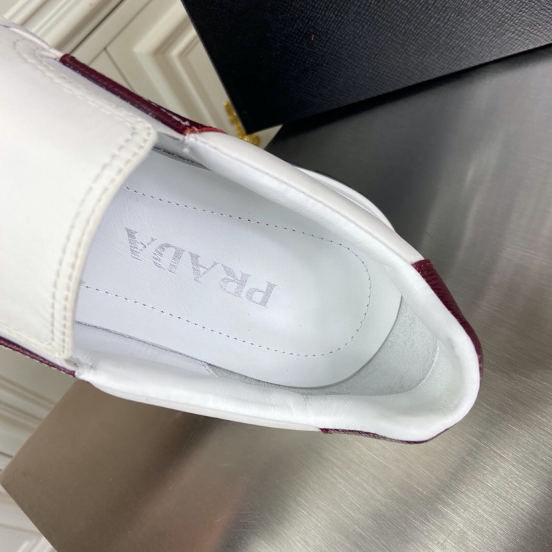 4D3480 Prada華達(dá)呢和亮面皮革運(yùn)動(dòng)鞋 普拉達(dá)新款男鞋 白色