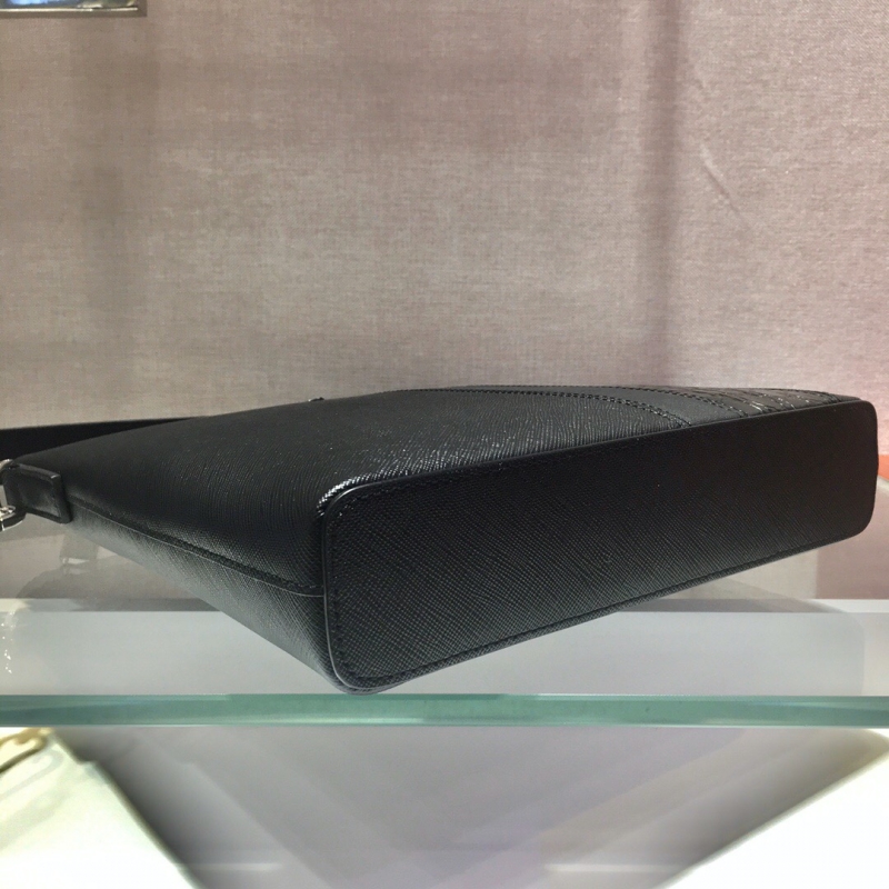 2VH089 Prada普拉達 Saffiano 斜挎包 鱷魚紋飾邊郵差包 黑色