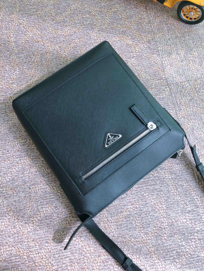 2VH062 Prada Saffiano 皮革斜挎包 普拉達郵差包 黑色