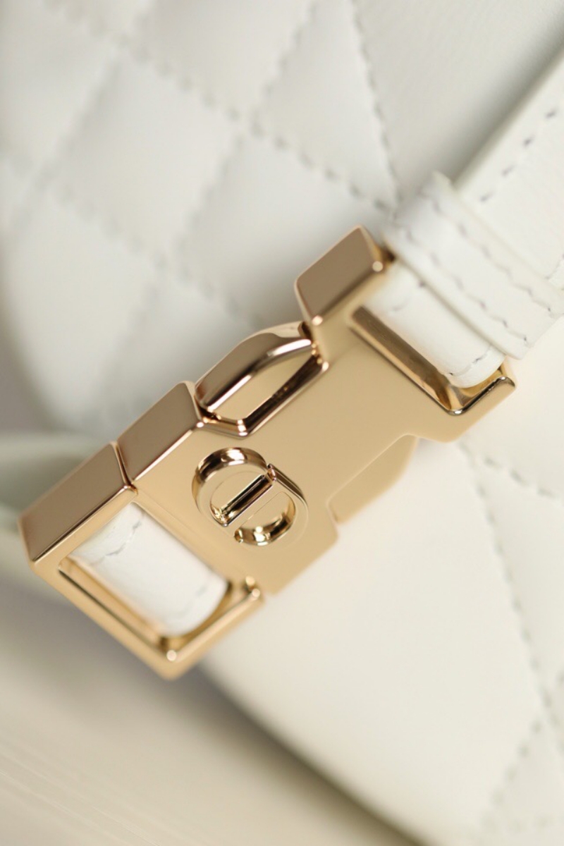 M7201 迪奧DIOR VIBE HOBO 手袋中號 羊皮藤格紋餃子包 白色