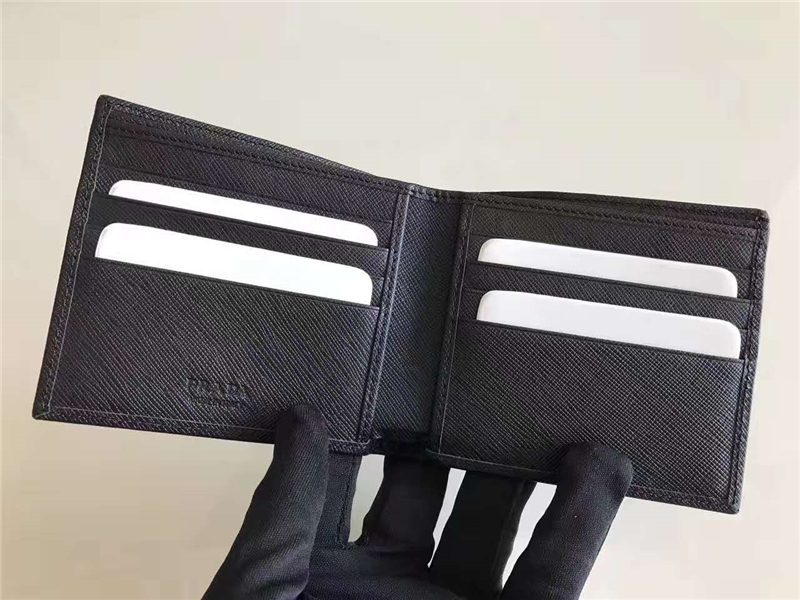 Prada錢包 男士短款錢包 斜角散字標(biāo) 八卡位 黑色