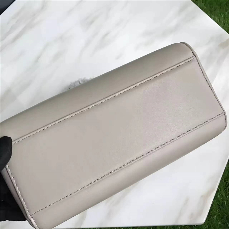 2590 FENDI 芬迪 軟羊皮革手提包 兩個內袋 金屬配件 淺灰色