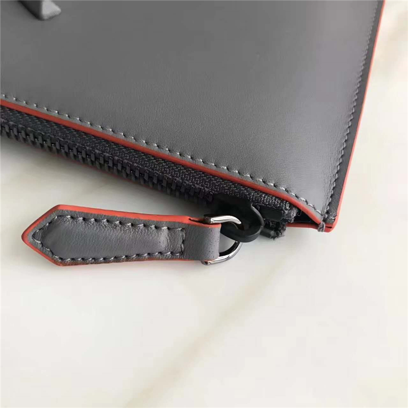 0076 FENDI 芬迪 face浮雕同色貼花 小牛皮 纖薄手拿包 灰色