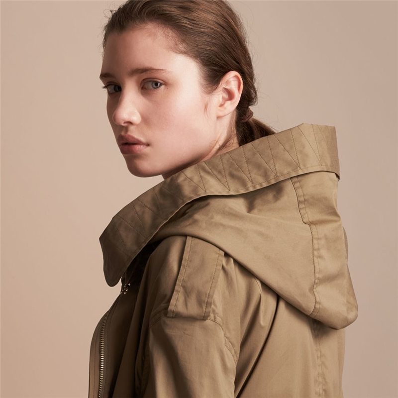 40570821 巴寶莉 連帽防水 抽繩式 女士中長(zhǎng)款風(fēng)衣 風(fēng)雪大衣 亞麻棕