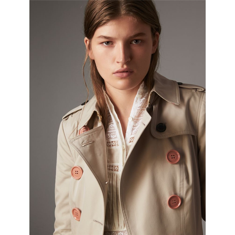 40556981 巴寶莉 切爾西版型 樹脂紐扣 長(zhǎng)款 棉質(zhì)嘎巴甸 Trench 風(fēng)衣 石色