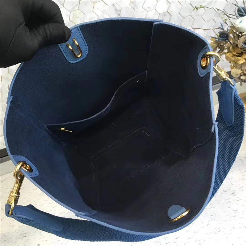 Celine 賽琳 Seau Sangle 小牛皮 寬肩帶 Sangle水桶包 湖藍色