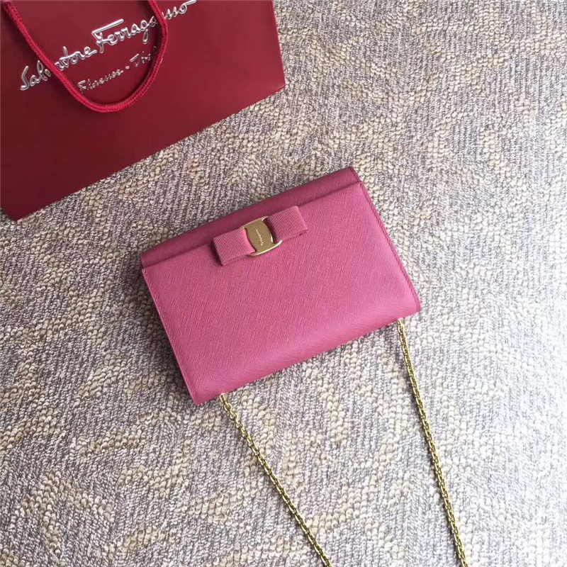 22B558 Ferragamo 菲拉格慕 迷你 Vara 蝴蝶結搭扣 翻蓋鏈條肩包 石楠紅