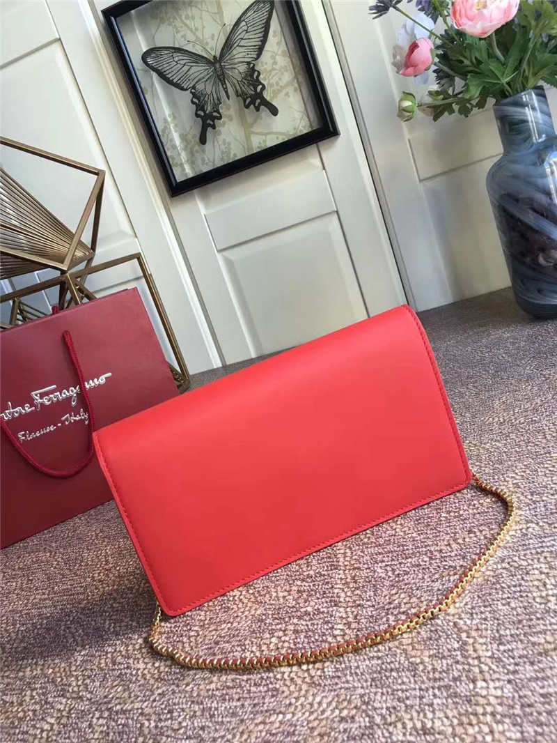 21F816 Ferragamo 菲拉格慕 半環搭扣 小號翻蓋 手拿包 大紅