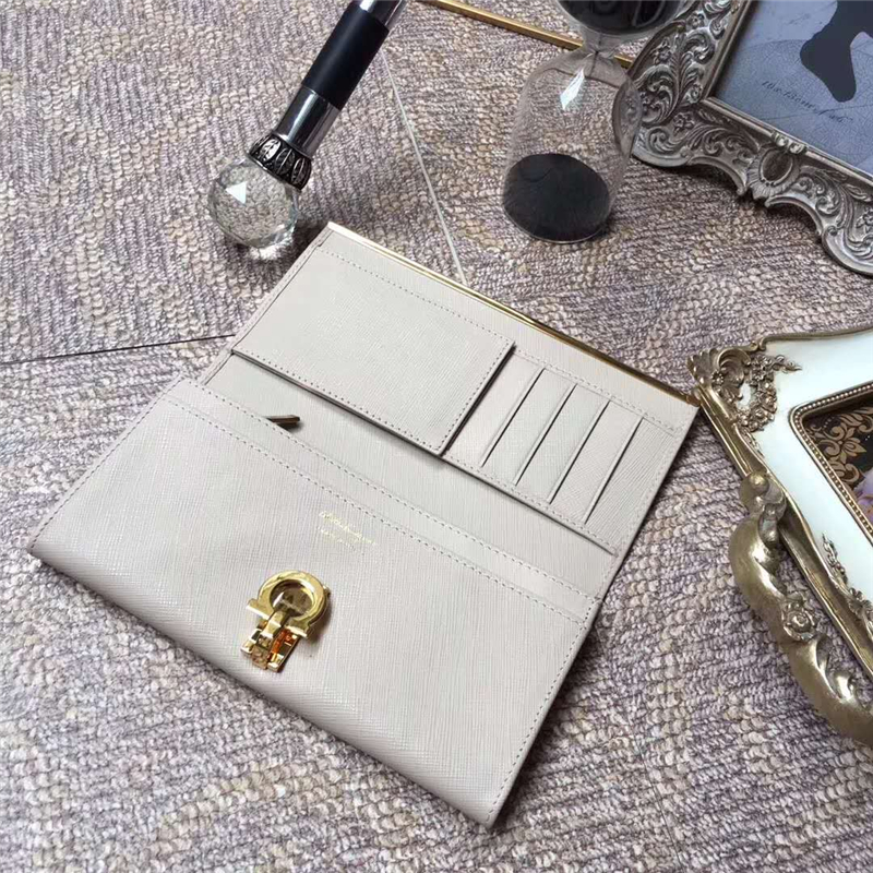 224633 Ferragamo菲拉格慕 大號(hào) 馬蹄搭扣 翻蓋法式錢(qián)包 米白色