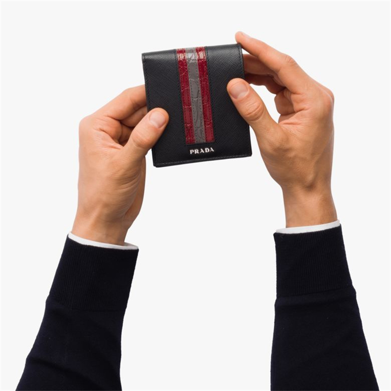 2MO513 Prada普拉達 Saffiano配鱷魚皮 雙折短錢夾 棗紅拼灰