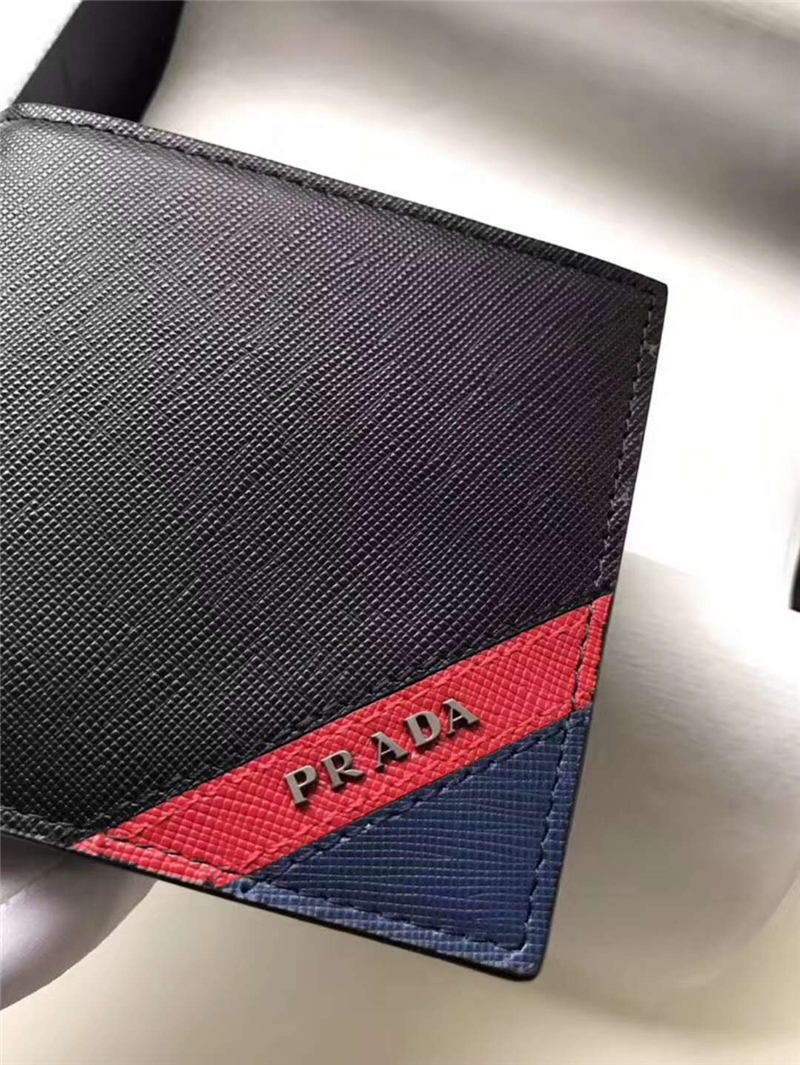 2MO513 Prada普拉達 Saffiano皮革 嵌花裝飾 三色拼 雙折短 黑拼紅拼藍