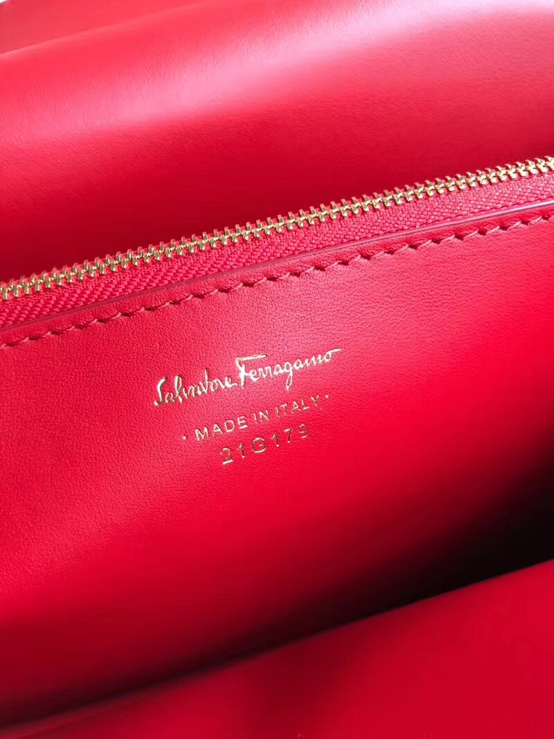 21G179 Ferragamo菲格拉慕 進口牛皮 Gancio鎖扣 20英寸 皮革襯里