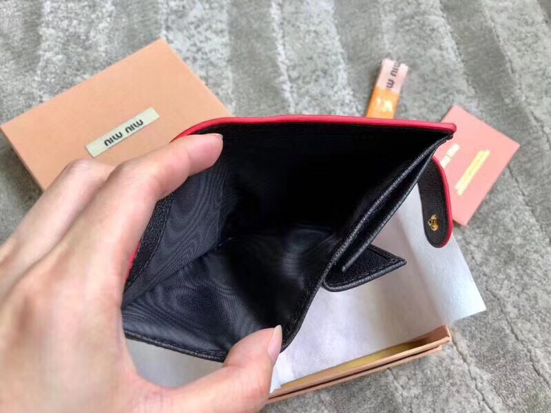 5MV016 MIUMIU 專柜最新 LOVE愛心系列 雙色皮革 兩折錢夾 黑色