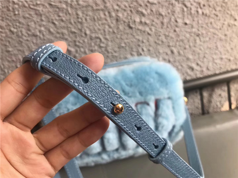 5BH084 MIUMIU繆繆 Big logo 羊羔毛 雙拉鏈 手包斜挎包 水藍色