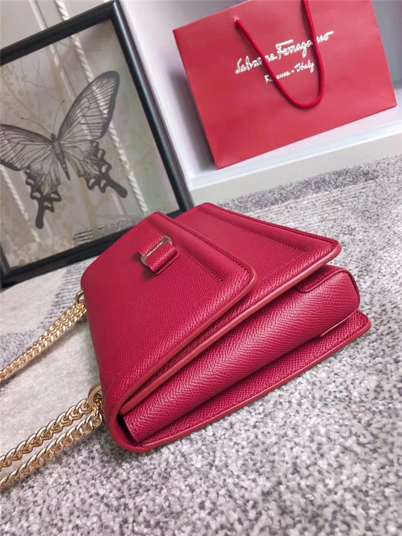 21G462 Ferragamo菲格拉慕 手掌紋牛皮 Vara蝴蝶結 大號 鏈條翻蓋包 酒紅
