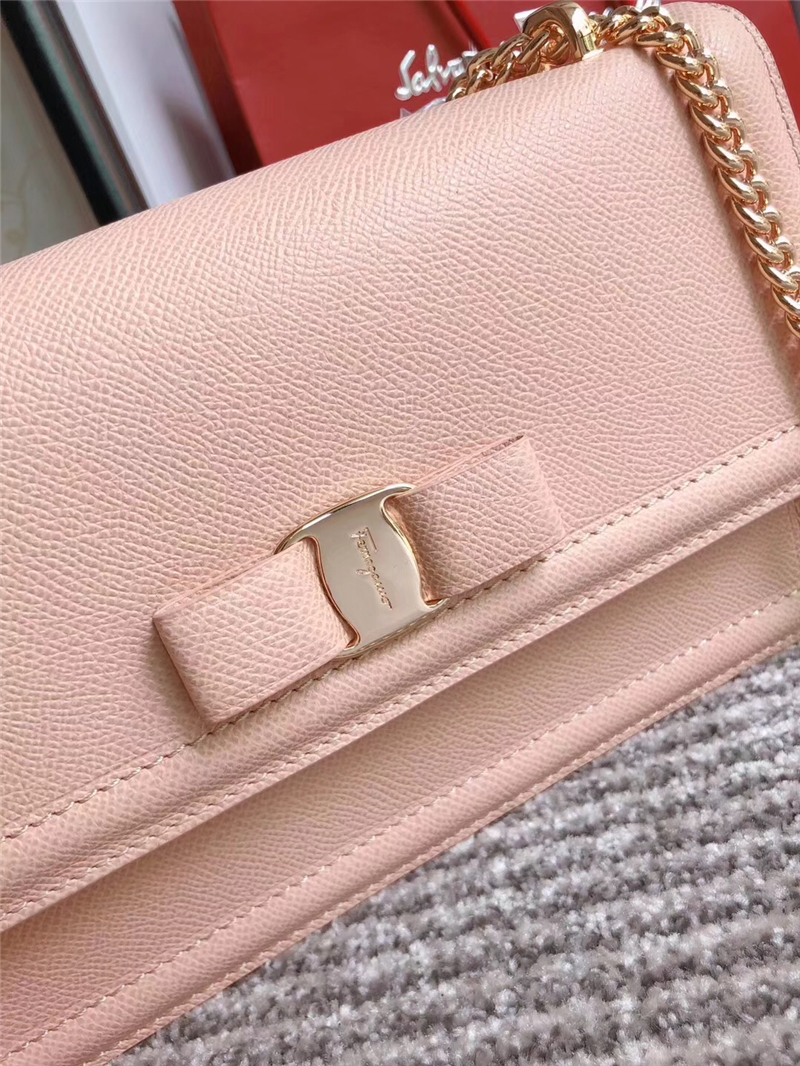 21G462 Ferragamo菲格拉慕 手掌紋牛皮 Vara蝴蝶結(jié) 大號(hào) 鏈條翻蓋包 裸粉