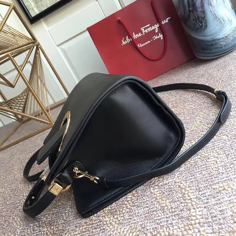 21G596 Ferragamo 菲格拉慕包包 小牛皮單肩包 Gancini 鏈條翻蓋包 黑色