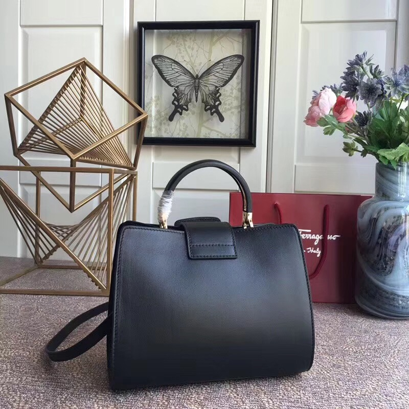 21G596 Ferragamo 菲格拉慕包包 小牛皮單肩包 Gancini 鏈條翻蓋包 黑色