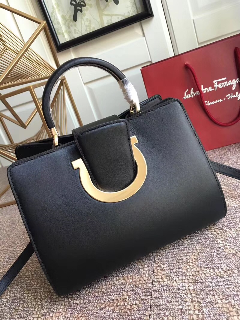 21G596 Ferragamo 菲格拉慕包包 小牛皮單肩包 Gancini 鏈條翻蓋包 黑色