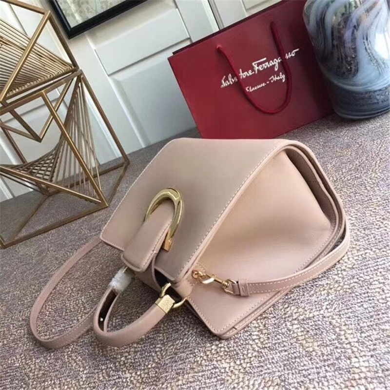 21G596 Ferragamo 菲格拉慕包包 小牛皮單肩包 Gancini 鏈條翻蓋包 裸粉