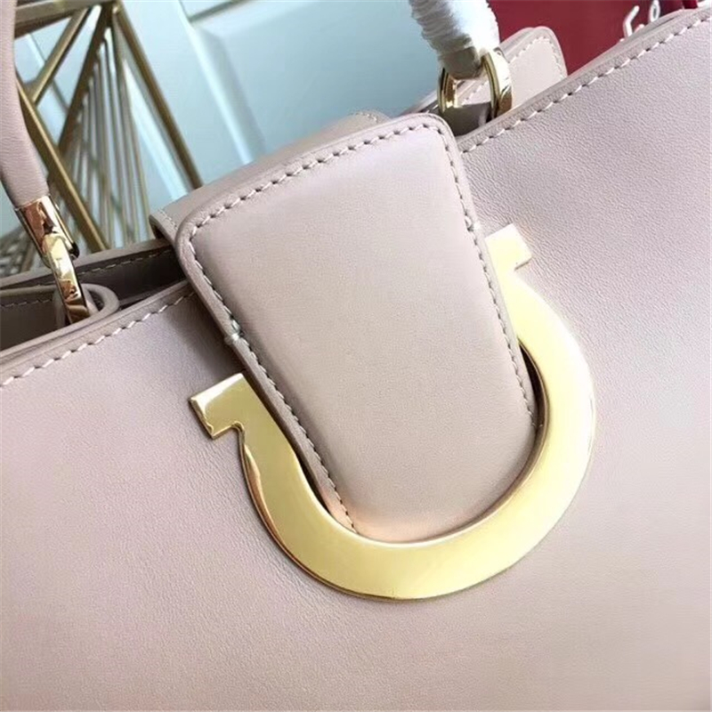 21G596 Ferragamo 菲格拉慕包包 小牛皮單肩包 Gancini 鏈條翻蓋包 裸粉