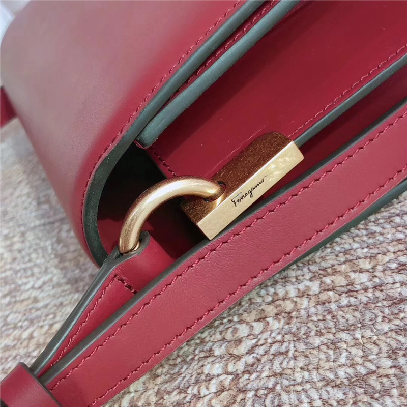 21H321 Ferragamo手袋 秋冬復(fù)古 Gancini鎖扣 菲格拉慕女包 翻蓋肩包 酒紅