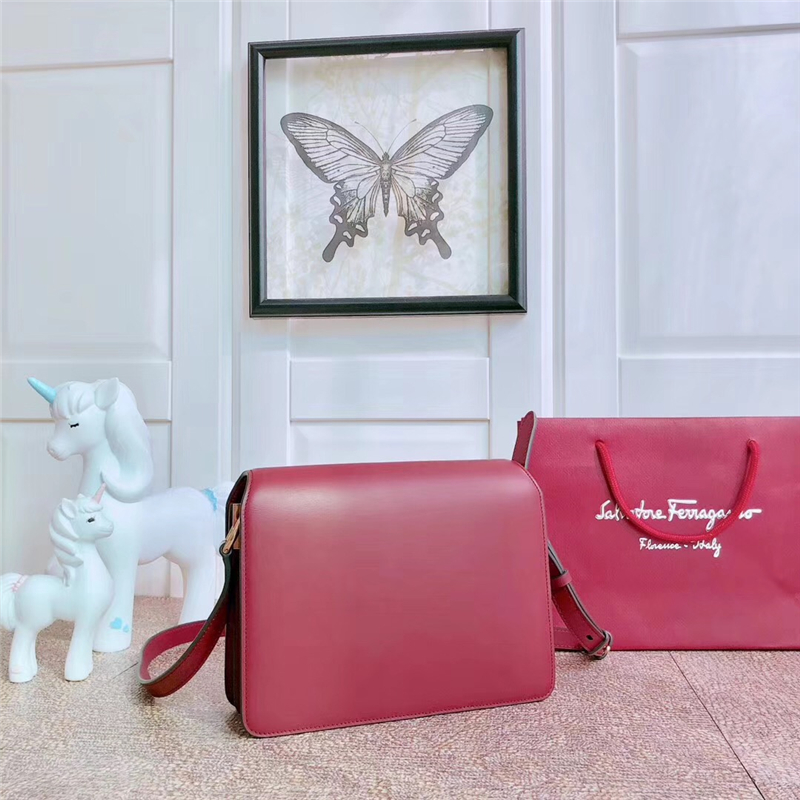 21H321 Ferragamo手袋 秋冬復(fù)古 Gancini鎖扣 菲格拉慕女包 翻蓋肩包 酒紅