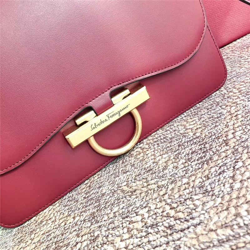 21H321 Ferragamo手袋 秋冬復(fù)古 Gancini鎖扣 菲格拉慕女包 翻蓋肩包 酒紅