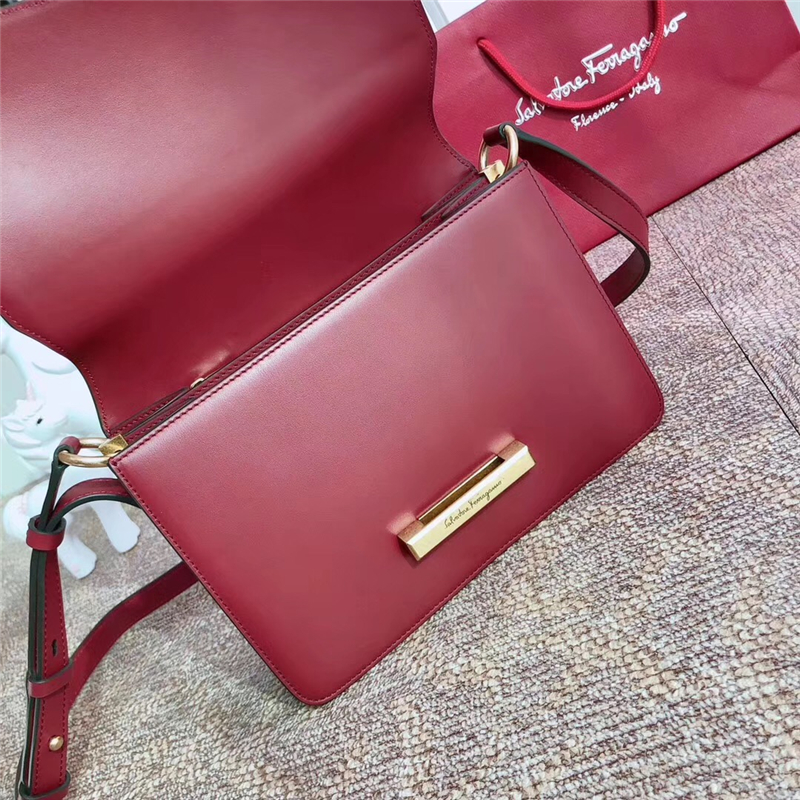 21H321 Ferragamo手袋 秋冬復(fù)古 Gancini鎖扣 菲格拉慕女包 翻蓋肩包 酒紅