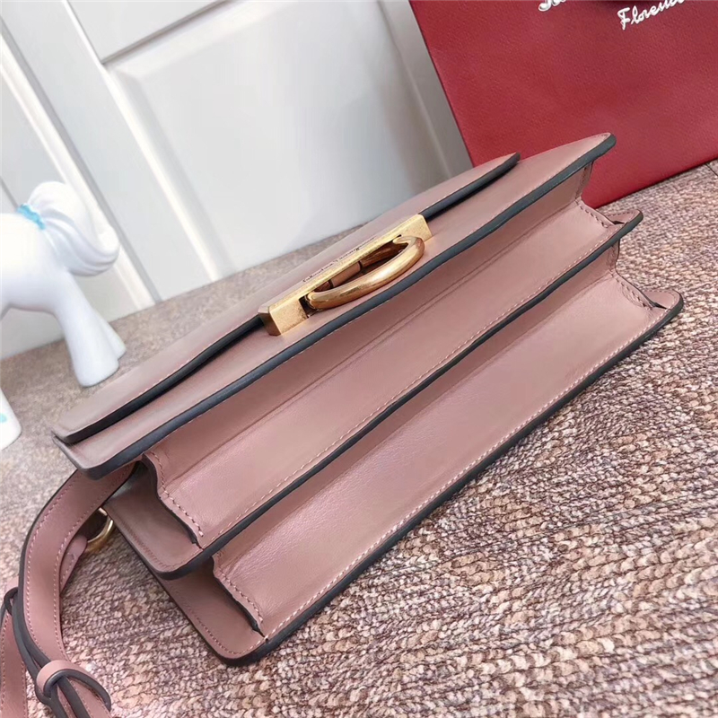 21H321 Ferragamo手袋 秋冬復古 Gancini鎖扣 菲格拉慕女包 翻蓋肩包 裸粉