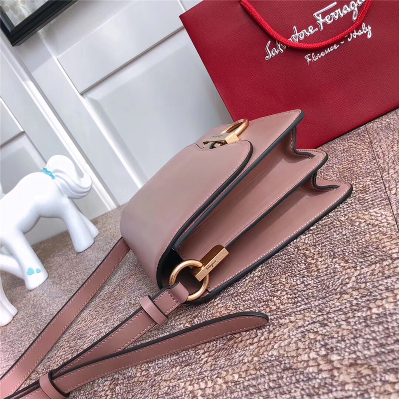 21H321 Ferragamo手袋 秋冬復古 Gancini鎖扣 菲格拉慕女包 翻蓋肩包 裸粉