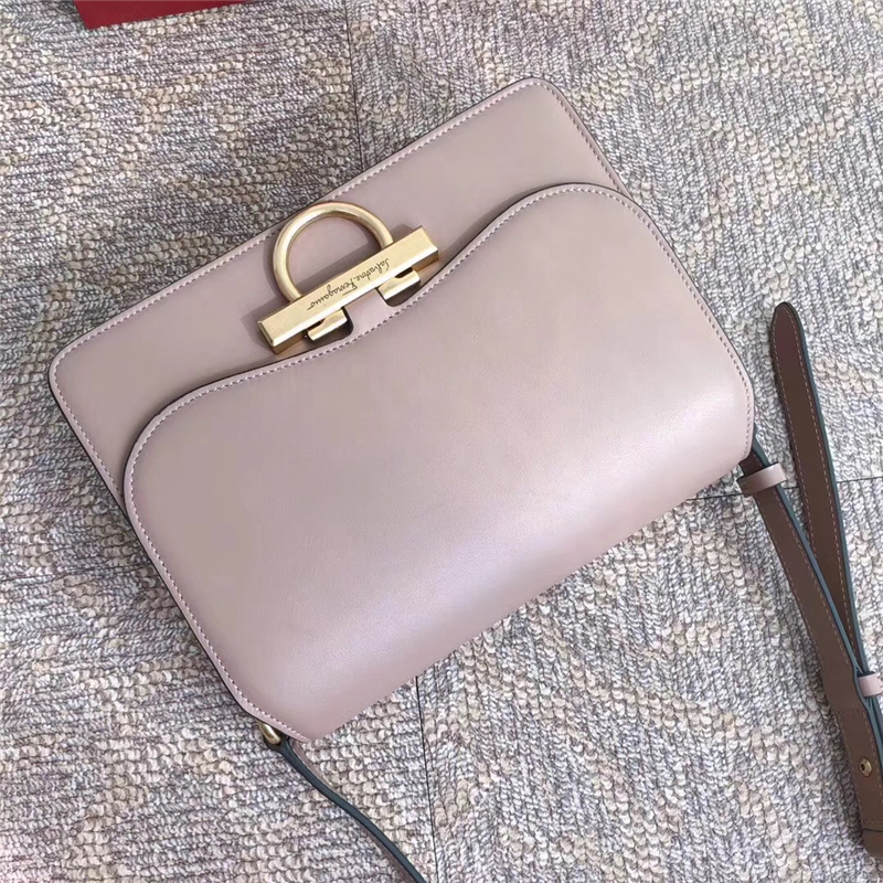 21H321 Ferragamo手袋 秋冬復古 Gancini鎖扣 菲格拉慕女包 翻蓋肩包 裸粉