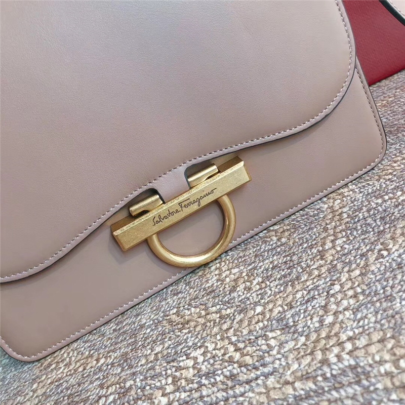 21H321 Ferragamo手袋 秋冬復古 Gancini鎖扣 菲格拉慕女包 翻蓋肩包 裸粉