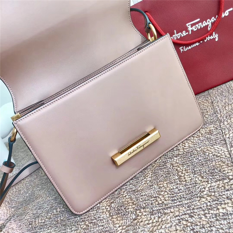 21H321 Ferragamo手袋 秋冬復古 Gancini鎖扣 菲格拉慕女包 翻蓋肩包 裸粉