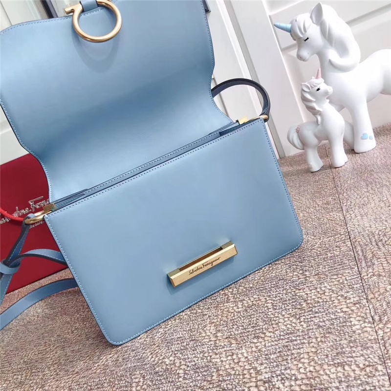 21H321 Ferragamo手袋 秋冬復古 Gancini鎖扣 菲格拉慕女包 翻蓋肩包 水藍